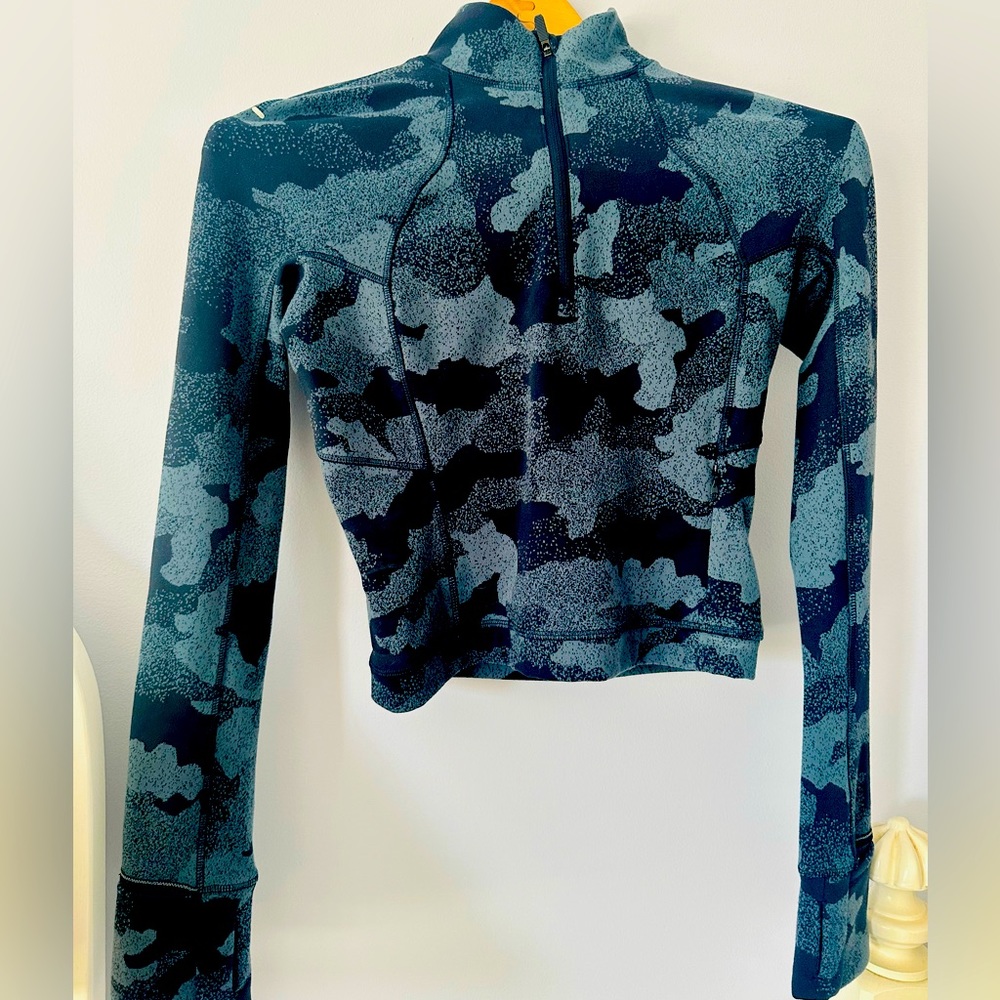 Lululemon It’s Rulu Run Cropped Half Zip in blue camo in size 2.